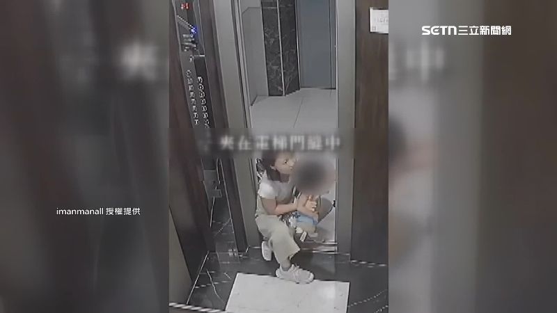 女童的手遭電梯門縫夾住。（圖／imanmanall授權提供）