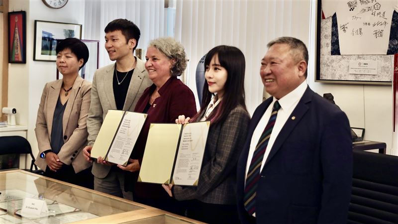 立法院女子運動外交促進會15日在中華奧會舉行「2014布萊頓暨赫爾辛基女性與運動宣言」簽署儀式，正式宣告台灣將持續深化女性在運動領域的多元參與，運動部部長李洋也到場見證。（圖／奧會提供）