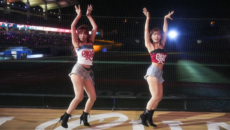 統一獅啦啦隊Unigirls,在女孩日演出。(圖/統一獅提供)