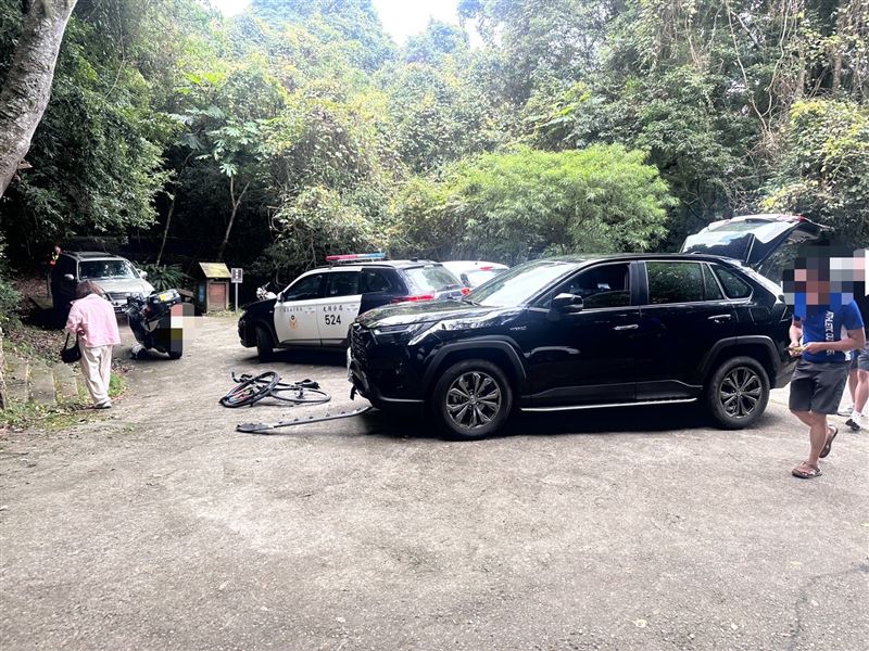 單車騎士停在路旁休息，遭後方一輛休旅車突然暴衝追撞倒地，送醫不治。(圖／翻攝畫面)