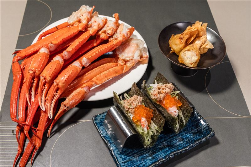 旭集秋季新菜「蟹膏蟹肉鮭卵手捲」、「香穗雪蟹茶巾揚」。(圖／饗賓集團提供）