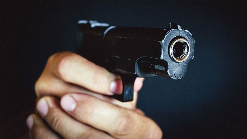 幾名好友玩「俄羅斯輪盤」遊戲，23歲女子當場被射殺身亡。（圖／翻攝Pixabay）