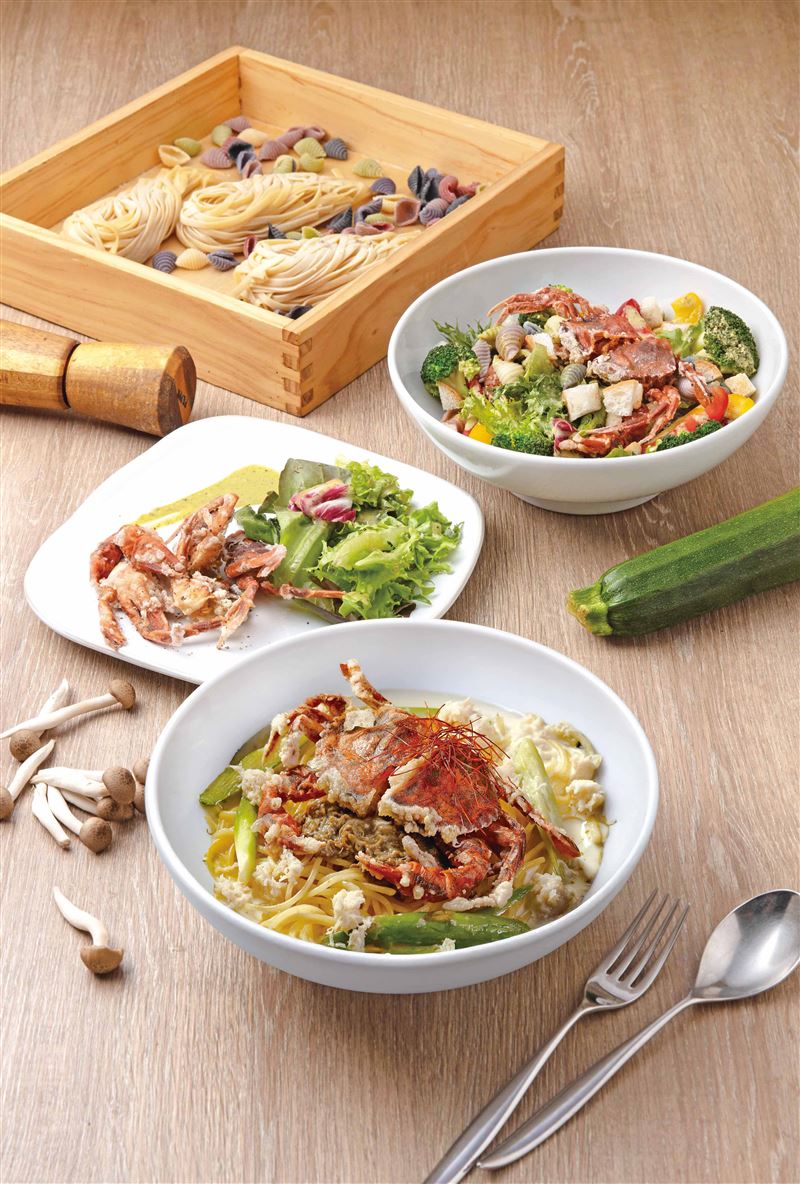 BEPPIN PASTA推出「軟殼蟹奶油義大利麵」、「酥炸軟殼蟹佐青醬」、「軟殼蟹青醬貝殼麵沙拉」。(圖／慕里諾集團提供）