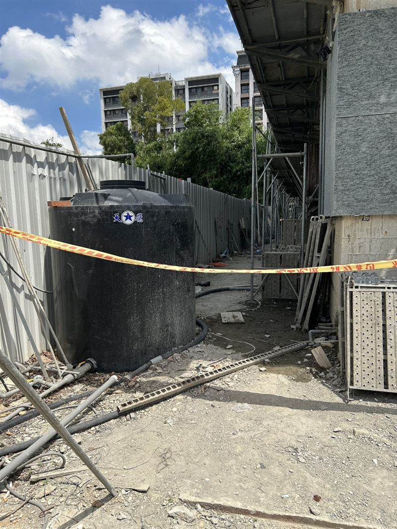 天降鋼筋！新北工人頭遭刺穿命韋送醫（圖／翻攝畫面）