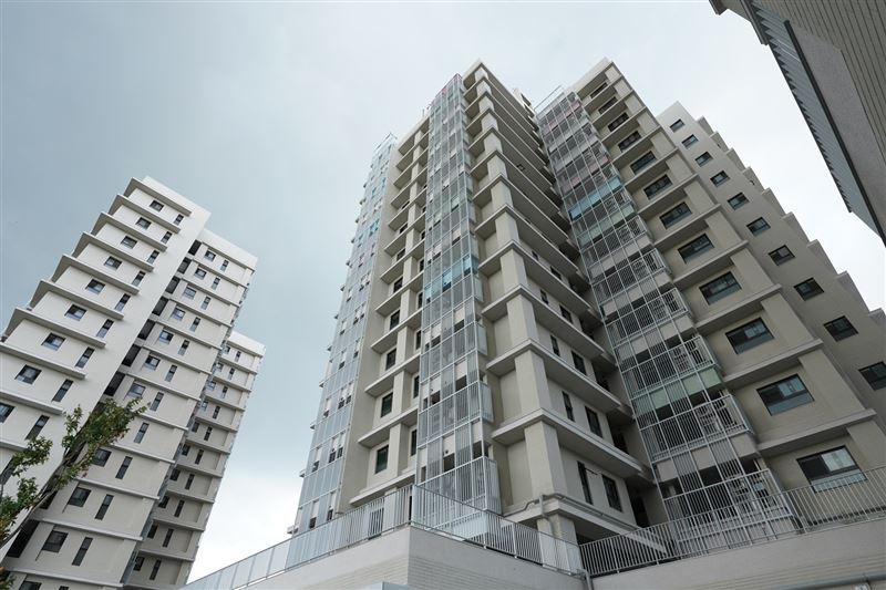 桃園市桃園區「慈文安居」及台南市東區「新都安居A」，首波搭配「婚育宅」政策的中央社宅，都保留20%戶數給新婚夫妻或育有學齡前幼兒的家庭優先入住，9月15日開始受理申請。(圖／翻攝自國家住都中心)