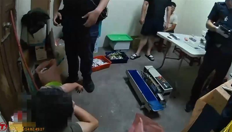 警方查扣藏身員林的毒品分裝工廠，共查扣2398包毒咖啡包。(圖／翻攝畫面)