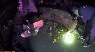 警抄毒品分裝廠　嫌犯逃墓仔埔丟毒咖啡包