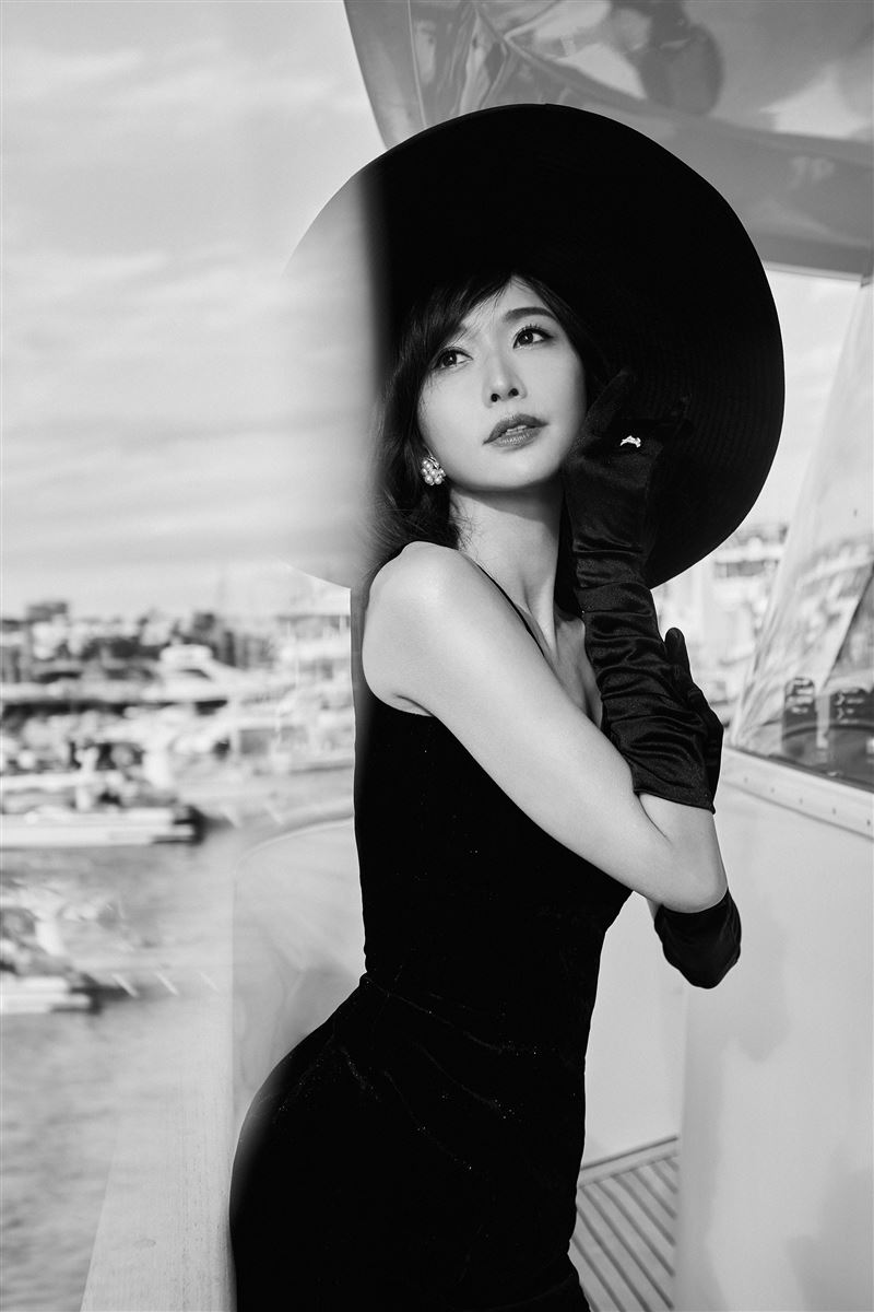 年曆內頁還有黑色遊艇美照。(圖/志玲姊姊慈善基金會提供)