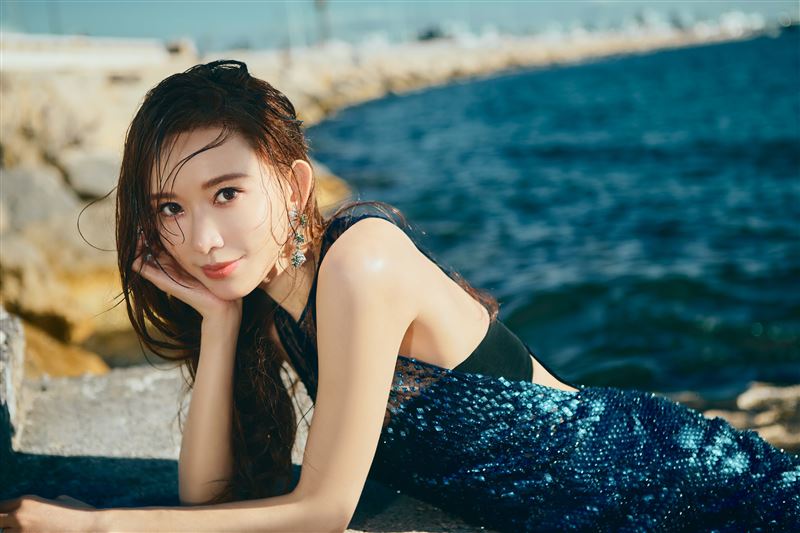 桌曆封面則是以海洋作為概念。(圖/志玲姊姊慈善基金會提供)