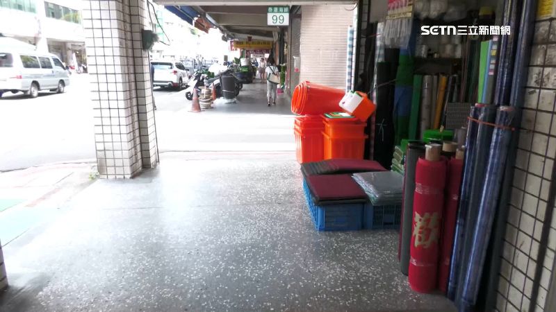 店家將部分騎樓空間用來展示商品