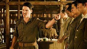 《聽海湧》周厚安（左）飾演的盟軍檢察官，盼讓日軍和台籍戰俘監視員全都伏法。（圖/Hami Video提供）