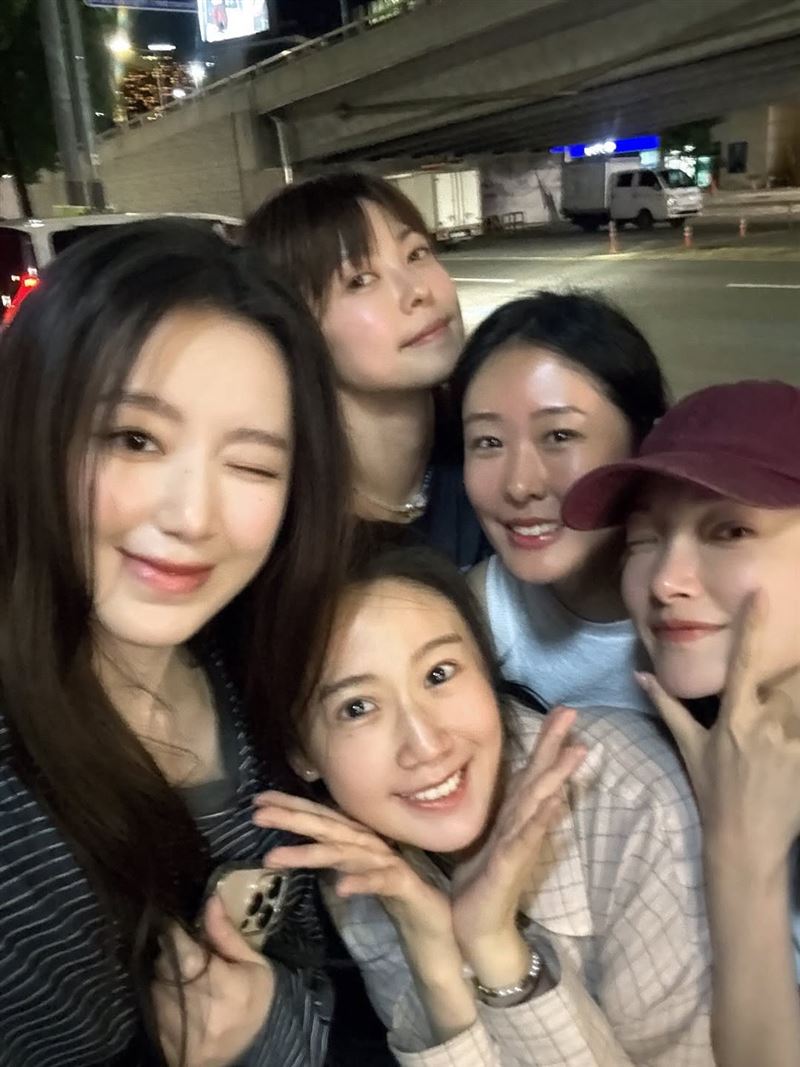 方志友開心秀出一行人的韓國地陪竟是葉舒華。（圖／翻攝自IG @beatricefang）