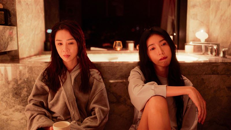 楊謹華（右）、謝盈萱《影后》成決裂閨蜜。（圖／Netflix提供）