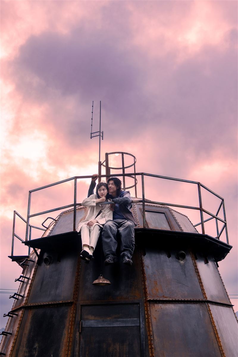許光漢（右）與袁澧林主演的奇幻愛情鉅片《他年她日》結合奇幻時間差設定與跨時空虐戀，未演先轟動。（圖／甲上娛樂提供）