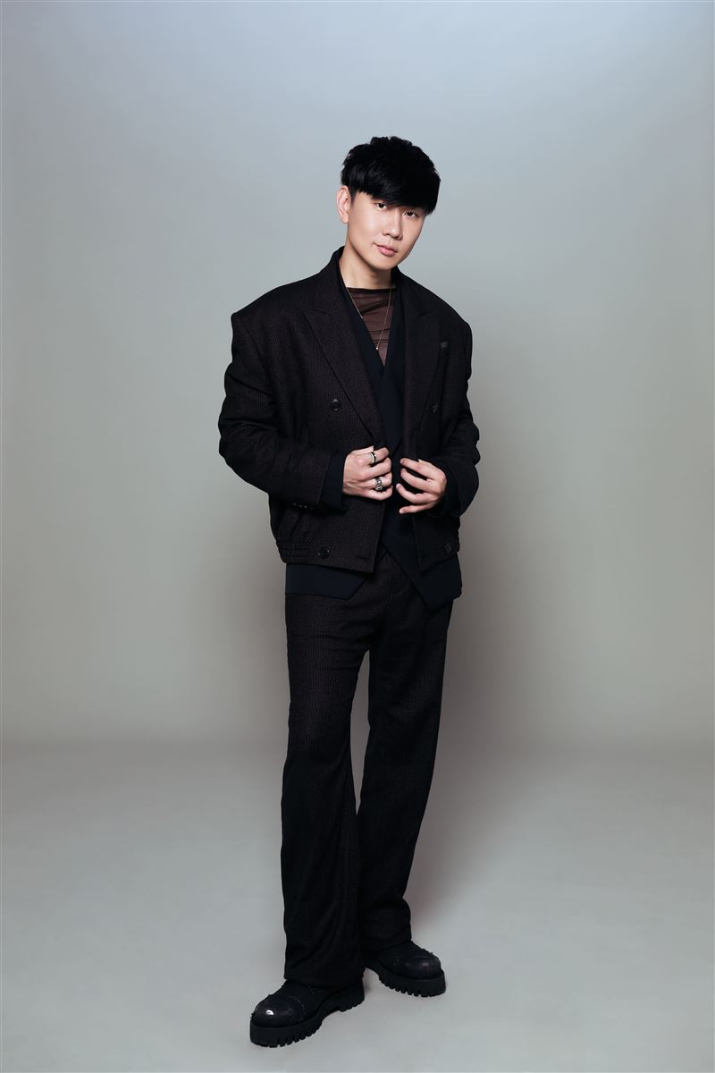 華語樂壇天王林俊傑共同為電影《他年她日》量身打造並演唱主題曲〈瞬間的瞬間〉。（圖／JFJ PRODUCTIONS提供）