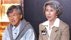 葉蒨文（右）從昔日背負「小三罵名」到今日穩定婚姻，倆人首度公開婚姻細節與不生育原因，生活點滴甜中帶趣（左為林子祥）。（圖／翻攝自葉蒨文微博）