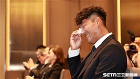 富邦悍將外野手林哲瑄引退記者會看隊友影片落淚。（圖／記者劉彥池攝影）