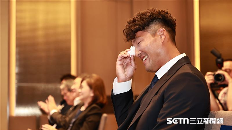 富邦悍將外野手林哲瑄引退記者會看隊友影片落淚。(圖/記者劉彥池攝影)