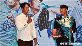 富邦悍將二軍打擊教練高國輝驚喜現身林哲瑄引退記者會。（圖／記者劉彥池攝影）