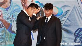 富邦悍將一壘手范國宸驚喜現身林哲瑄引退記者會，兩人哭成一片。（圖／記者劉彥池攝影）