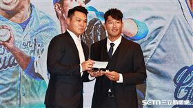 富邦悍將一壘手范國宸驚喜現身林哲瑄引退記者會，贈送一副太陽眼鏡。（圖／記者劉彥池攝影）