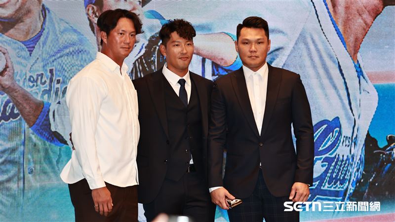 富邦悍將二軍打擊教練高國輝（左）、一壘手范國宸（右）和林哲瑄在引退記者會合影。（圖／記者劉彥池攝影）