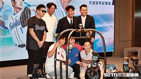 富邦悍將捕手戴培峰（後排左1）、投手陳仕朋（前排左起）、游霆崴、江國豪驚喜現身林哲瑄引退記者會。（圖／記者劉彥池攝影）