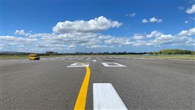 機場公司高度重視飛航安全，於跑道加強維護同步兼顧航班運行，完成即時管控及應變機制。（圖／桃園國際機場公司提供） 