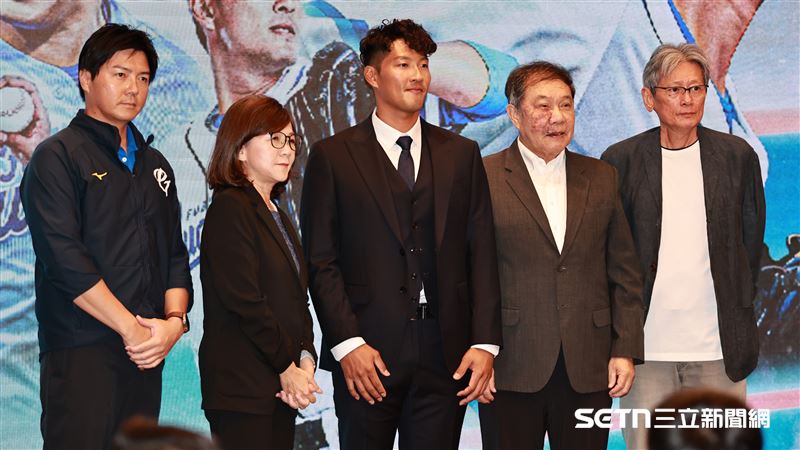 林哲瑄引退記者會，和富邦悍將球隊高層林威助、陳昭如、林華韋、郭泰源合影。（圖／記者劉彥池攝影）