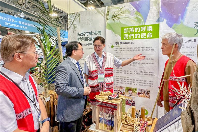 明新科大呂明峯校長（左二）蒞臨USR成果展，聆聽團隊成員李來春教授（左一）、趙俊雄助理教授（右二）、合作社理事趙品宣（右一）分享孵創計畫核心願景，展現校方對地方共創的支持。（圖／明新科大提供）