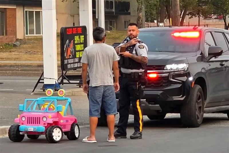 林肯駕駛玩具小車上路看似無害，但實際上已妨害交通，再加上他無照又酒駕，最終被警方拘留並開罰。（圖／翻攝Royal Canadian Mounted Police臉書）