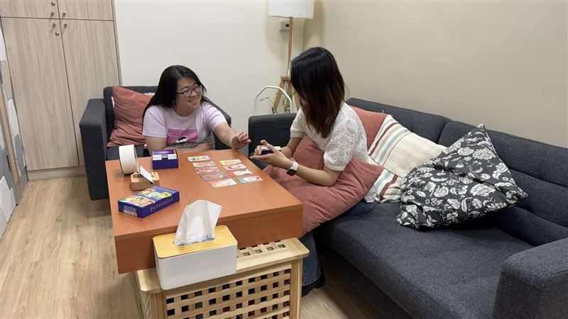 可透過規律睡眠、運動、設定小目標與表達感受等方式來調整心情，並利用腹式呼吸或與同儕分享舒緩不安情緒。（圖／桃園電子報提供）