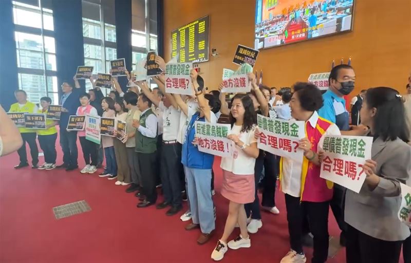民進黨團要求盧秀燕簽署「普發5萬」承諾書，藍綠在議會激烈攻防。(圖／翻攝畫面)