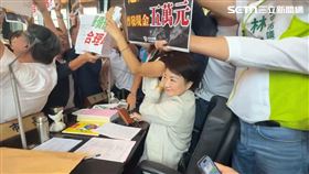 盧秀燕被團團包圍，「普發5萬」藍綠激烈攻防，看板，喊口號(圖／翻攝畫面)