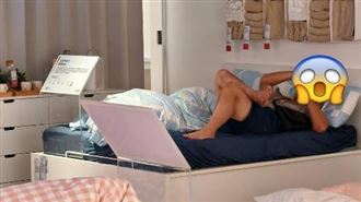 IKEA驚見他赤腳躺床　翹腳滑手機畫面曝光