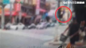 北市陳男騎共享單車闖紅燈又跑給警察追。（圖／翻攝畫面）