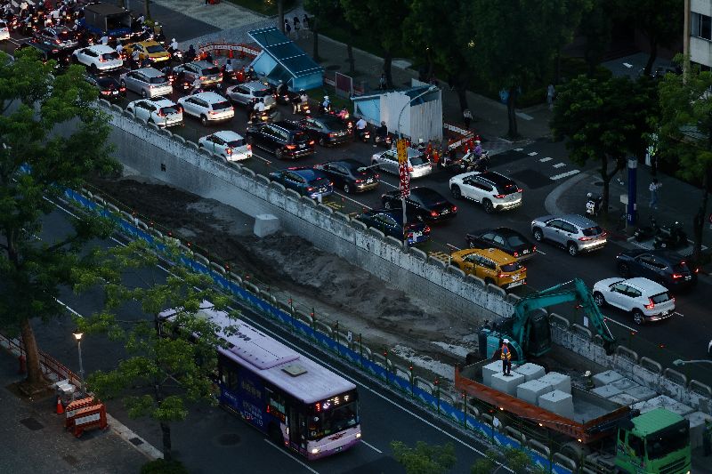 廠商卻在未經同意下直接封閉車道，北市揚言將裁處。（圖／中央社）
