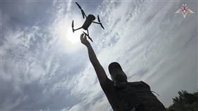 俄羅斯公布士兵在烏克蘭境內放置偵測無人機的畫面。（圖／美聯社／達志影像）