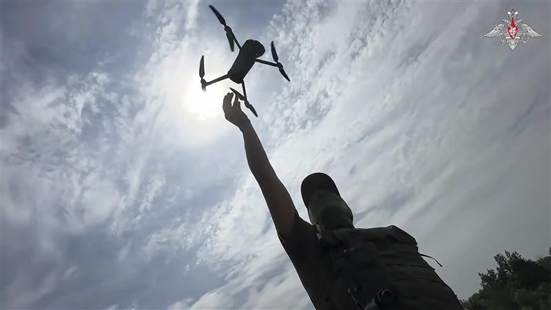 俄羅斯公布士兵在烏克蘭境內放置偵測無人機的畫面。（圖／美聯社／達志影像）