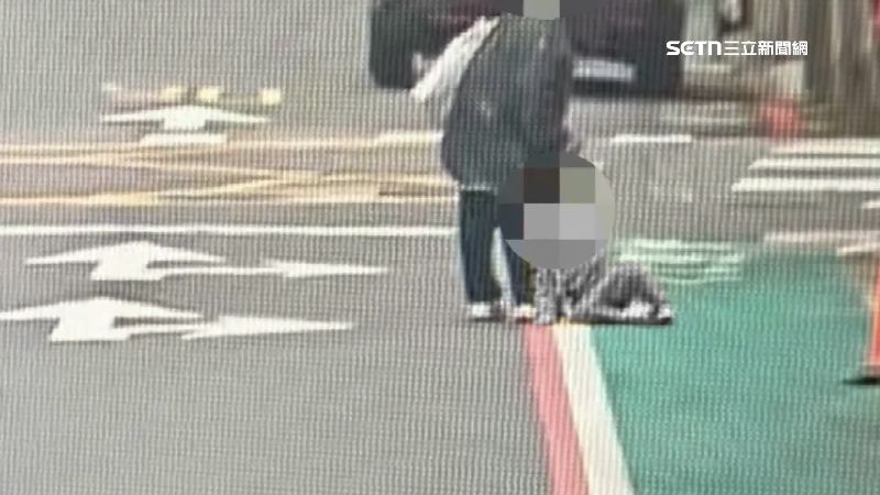 獨／嫌男童走太慢　惡保母街頭掐衣領拖行