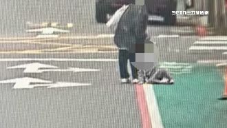 獨／嫌男童走太慢　惡保母街頭掐衣領拖行