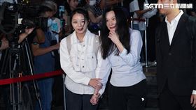 應曉薇出來後由女兒陪同，面對媒體詢問並未多做回應，應的女兒僅說謝謝大家關心。（圖／記者趙于瑩攝影）