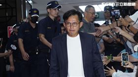 合議庭裁定柯文哲交保在黃國昌及妻子陳佩琪陪同下步出法院（圖／記者趙于瑩攝影）