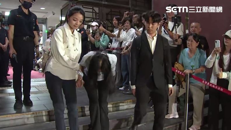 應曉薇自交保後，每次出庭，女兒應佳妤皆全程陪同。（資料照／記者趙于瑩攝影）