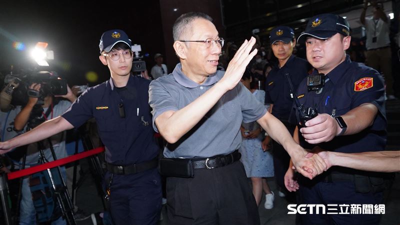 柯文哲與支持者們打招呼。（圖／記者趙于瑩攝影）