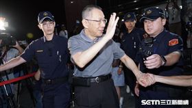 柯文哲交保在黃國昌及妻子陳佩琪陪同下步出法院（圖／記者趙于瑩攝影）