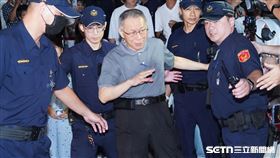 合議庭裁定柯文哲交保在黃國昌及妻子陳佩琪陪同下步出法院（圖／記者趙于瑩攝影）