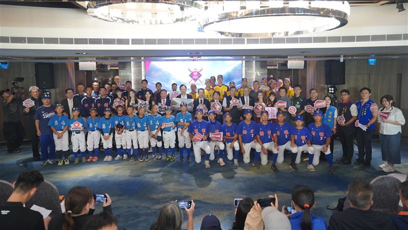 樂天桃猿、日職樂天金鷲、韓職KT巫師齊聚。（圖／桃園市政府體育局提供）
