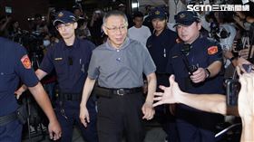 柯文哲交保在黃國昌及妻子陳佩琪陪同下步出法院（圖／記者趙于瑩攝影）