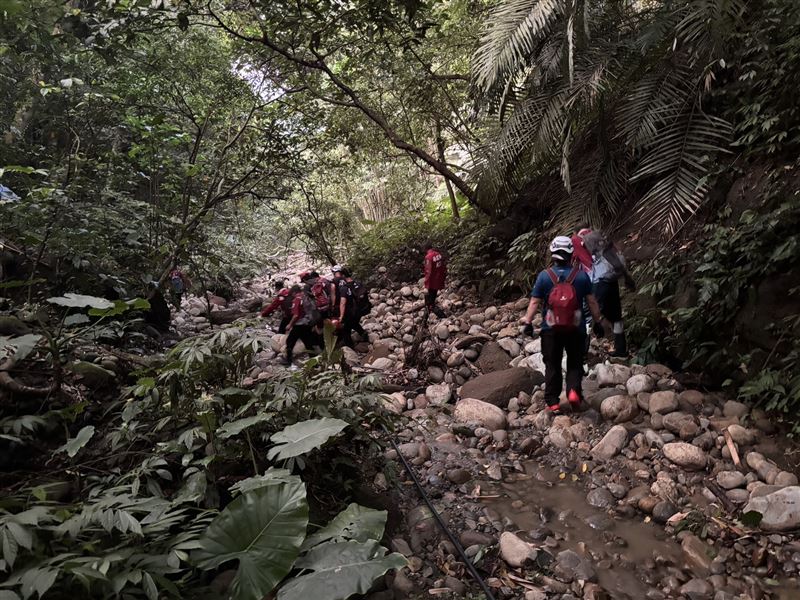 男子獨自攀登東照山卻不慎墜谷受困。（圖／翻攝畫面）